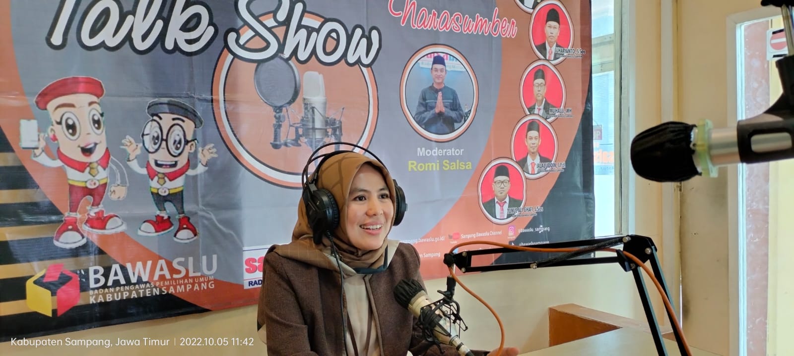 Keterangan Foto: Ketua Bawaslu Sampang (Insiyatun) saat menjadi Narasumber di Radio Salsabila.F.M
