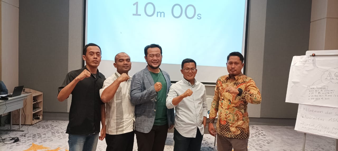 Keterangan Foto: Moh Ramli (baju batik) Bersama Perwakilan Karang Taruna Kabupaten Sampang
